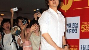 [포토] 아줌마들 일제히 열광 이유는…욘.사.마!