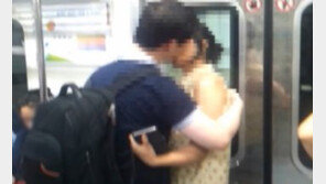 지하철에서 낯뜨거운 애정행각…‘7호선 키스 커플’