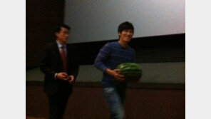 팬들의 스타 사랑법도 가지가지! ‘연가시’ 김동완, 빵 터져 ‘아빠 미소’