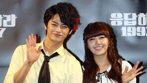 [포토] 서인국-정은지, 손 꼭 잡고 ‘다정 연인 포스’