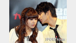 [포토] 서인국-정은지, 둘만 아는 다정한 ‘귓속말’