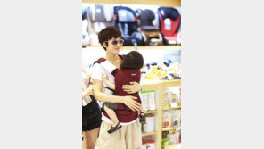 사강 근황, 딸 안고 쇼핑 중 포착…‘여전한 몸매+동안미모’ 