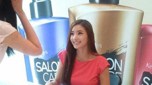 ‘경매위기 논란’ 한채영, 팬사인회에서 ‘밝은 미소’로…