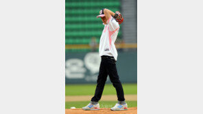 [포토] 시구 나선 조정석, 남다른 와인드업