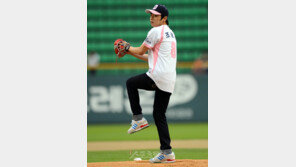 [포토] 조정석, 한 어깨 하는데…시구는?