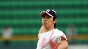 [포토] 조정석, 시구 하는데…뱃살인가?