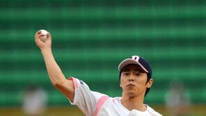 [포토] 조정석, 분홍 시구 유니폼 잘 어울려~