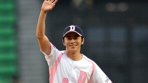 [포토] 조정석, 훈훈한 손 인사에 女心 홀릭