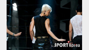 [포토] 우영, 터질듯한 팔근육 ‘섹시미’ 폭발