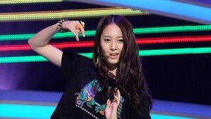 [포토] 크리스탈, 팔 올리자 ‘노출지수↑’