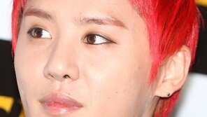 [SD포토] 김준수, 파격 레드 헤어+메이크업 ‘어울리네’