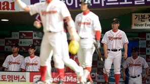 [포토] 이만수 감독 ‘오늘 경기 마음에 드는군~’