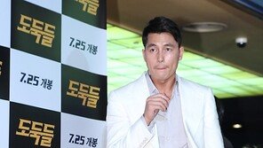 [SD포토] 정우성, 스크롤 압박오는 ‘우월 기럭지’