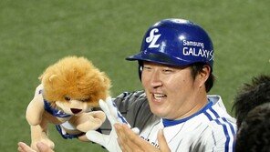 [포토] 최형우, 100호 홈런에 인형 들고 덩실덩실~
