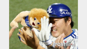 [포토] 최형우, 100번째 홈런 기념 인형에 난리난 팬들