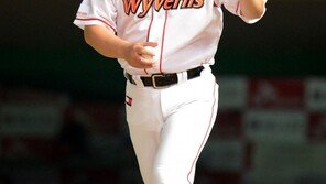 [포토] 이만수 감독, 8연패 탈출에 여유의 손인사 까지