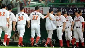 [포토] 이만수 감독 ‘8연패 탈출이야 좋았어~’