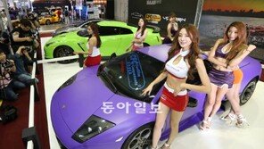 “슈퍼카-슈퍼모델 한꺼번에 보세요”