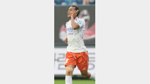 “김학범 감독님 좀 짱 무서운 듯” 강원 웨슬리 “카리스마에 긴장”