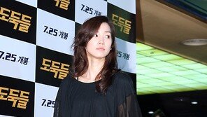 [SD포토] 신현빈, 더위를 부르는 패션 ‘민폐 올블랙’