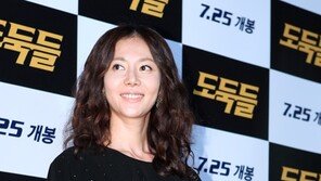 [SD포토] 염정아, 센스만점 포인트 ‘레드네일’