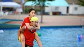 하하, 수영장서 신세경 업고 질주 ‘계탔네!’
