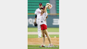 [포토] 김소정 시구, 붉은 핫팬츠로 섹시 와인드업