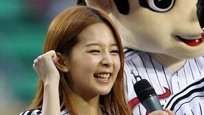 [포토] 머리카락 귀 뒤로 넘기는 김소정, 수수한 미소 작렬