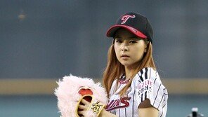 [포토] 김소정 핫팬츠 시구, 속바지 포착 ‘노출방지’