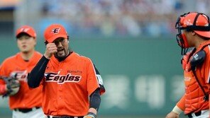 [포토] 박찬호 ‘오늘 잘 안풀려서 그런지 땀나네…’