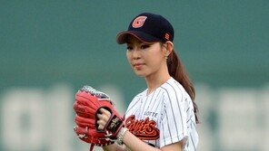 [포토] 리사, 젓가락 스키니 라인으로 새침한 시구