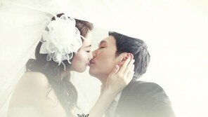 ‘9월 결혼’ 이승윤, 연하 미모의 예비신부 드디어 공개 