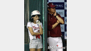 [포토] 배트걸, 김시진 감독과 같은 표정-자세 ‘동상이몽?’