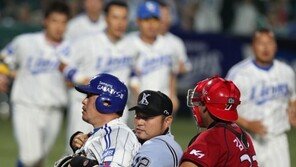 [포토] 진갑용 말리는 이용재 구심 ‘참아!’