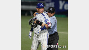 [포토] 이용재 구심, 화난 진갑용 말리기 바뻐