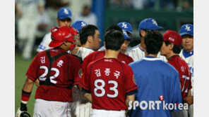 [포토] 삼성-KIA, 흥분되는 벤치클리어링 현장