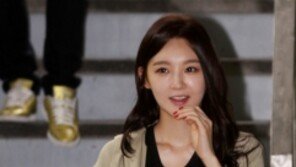 [SD포토] 강민경, ‘짧은 핫팬츠로 드러낸 섹시 각선미!’