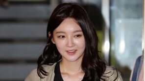 [SD포토] 강민경, ‘지각에 男心 녹이는 미소 작렬!’