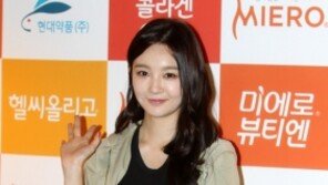[SD포토] 강민경, ‘짧은 블랙 핫팬츠 모델포스 작렬이네’
