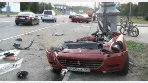 헉! 칼로 벤 듯 두 동강난 페라리 탑승자 4명은?