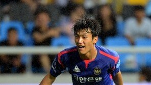 이 부러진 한교원, 멀티골 투혼 빛났다