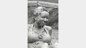 머드에 흠뻑 젖은 미녀들, ‘보령머드축제’ 개막