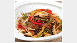 [우먼 동아일보 스피드 요리] 한 끼 식사로도 좋은 피망잡채