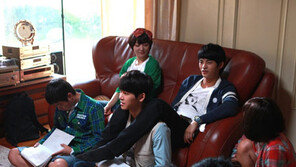 서인국 나쁜발, 호야 어깨위에 두 발을… ‘군기잡나’