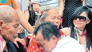무릎 꿇은 中 베이징대 총장, 90세 모친 생신 ‘감사의 통곡’