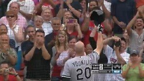 케빈 유킬리스, 이적 후 첫 펜웨이 방문… ‘보스턴 팬 환호’