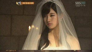 수지, 청순한 자태에 각선미 드러낸 ‘반전 드레스’ 