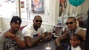[NBA] 르브론-앤써니-폴, 음식점서 단체샷…‘갱스터 뺨치는 풍모’