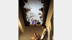 흡연실의 천장 벽화 “담배 맛 뚝 떨어져…아이디어 대박”