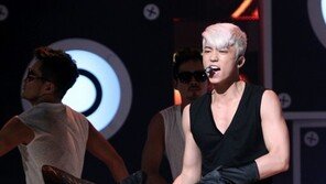[포토] 장우영, 재킷 벗으며 야성미 ‘폭발’